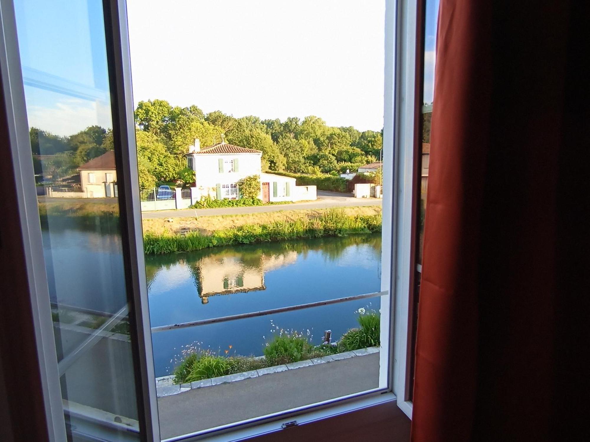Apartamento Au Bord De L'Eau Coulon Exterior foto